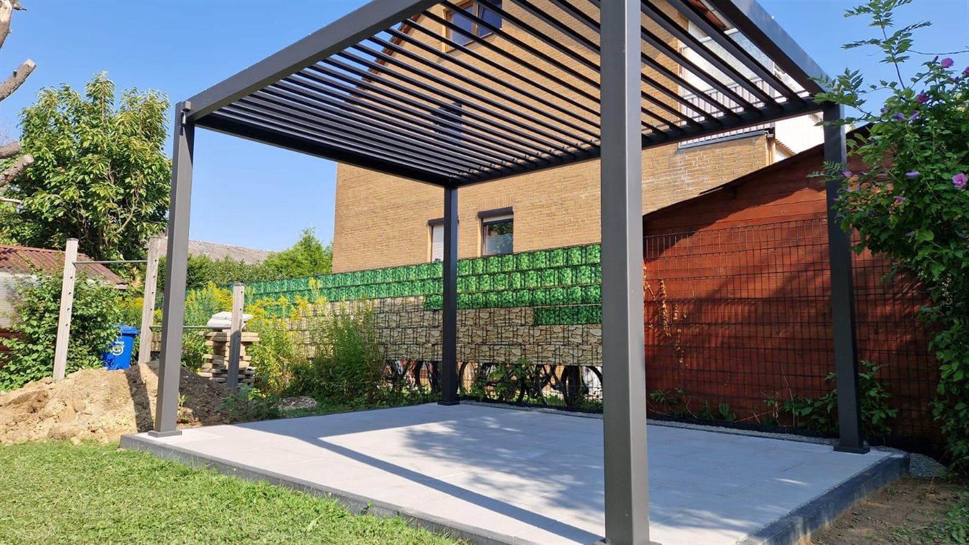 Plattenterrasse mit Alu-Lamellen-Pergola